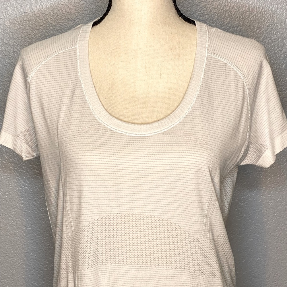 Women’s Lululemon shorts sleeve athletic shirt